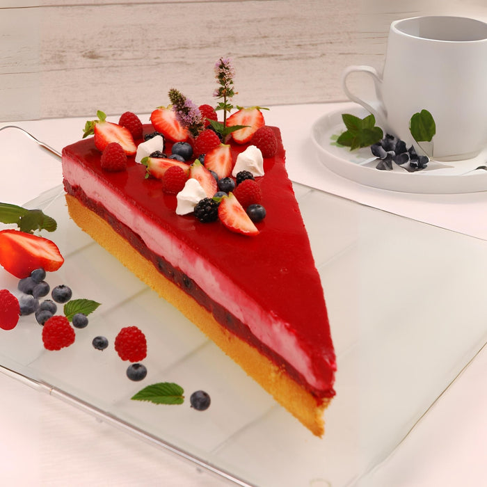 Waldbeerensahne-Torte mit Grütze