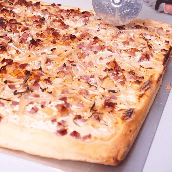 Knuspriger Flamm-Zwiebelkuchen