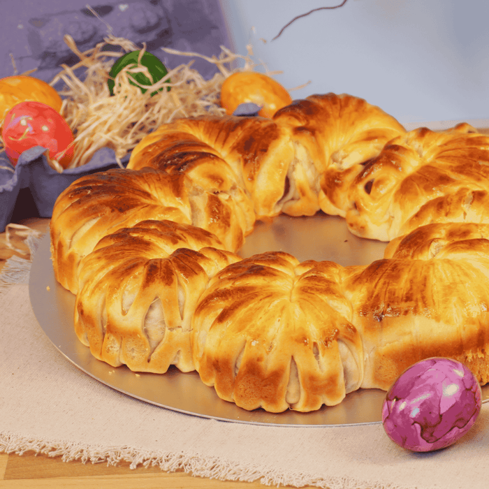 Fruchtiger Hefekranz mit Kirschen