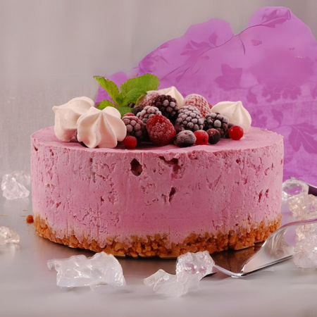 Geeiste Beeren-Torte mit Knusperboden