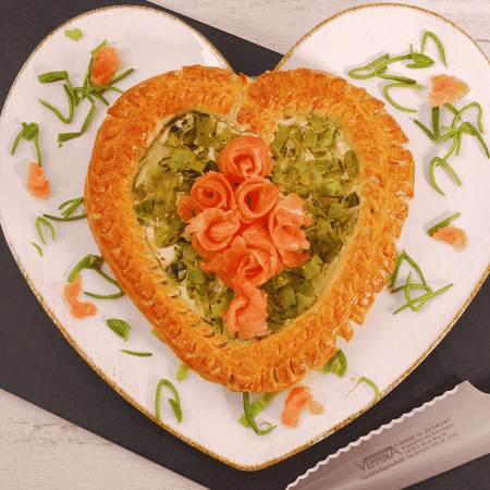 Hefeteig-Herz mit Lachsrosen