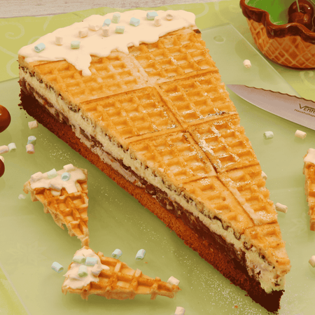 Waffeltüte mit Nussbiskuit und Sauerkirschen